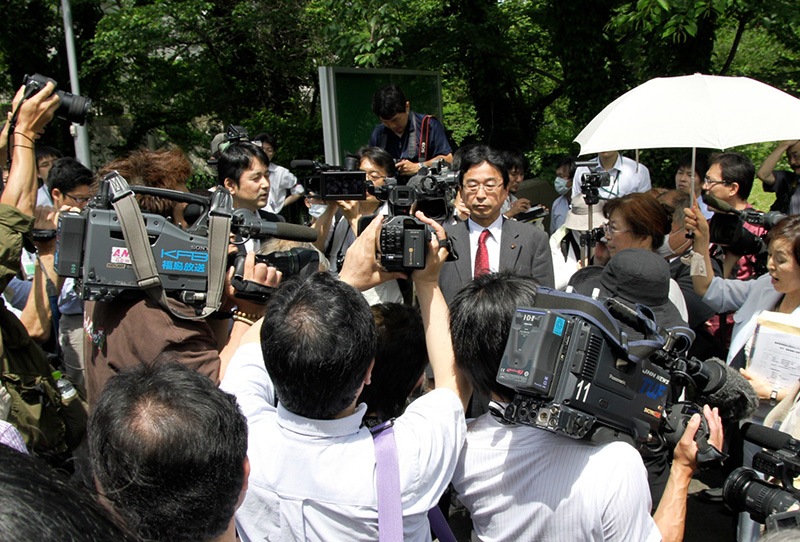 2015年7月31日強制起訴が決まった時の東京地裁前